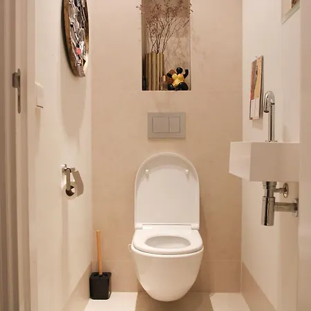 Spacious With Garden 아파트 암스테르담